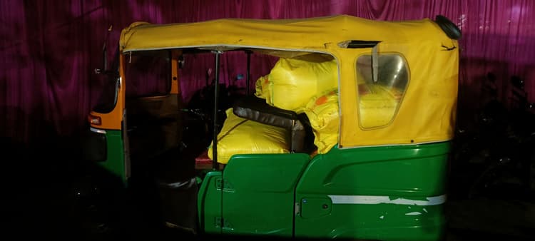 तस्करी के 15 बोरी खाद के साथ ऑटो जब्त, प्राथमिकी दर्ज