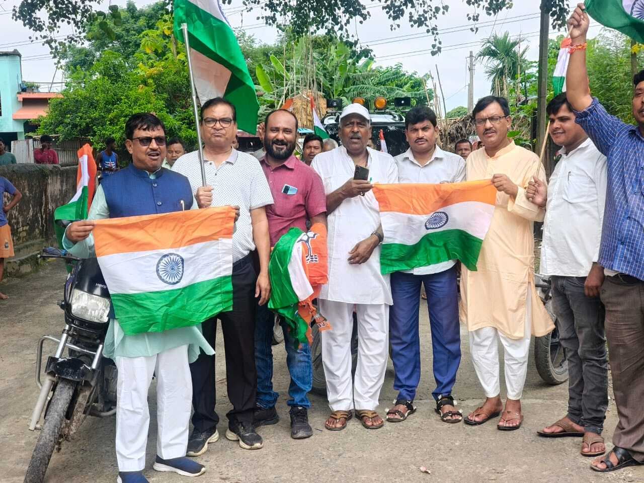 भाजपा के कार्यकर्ता ने निकाली तिरंगा यात्रा
