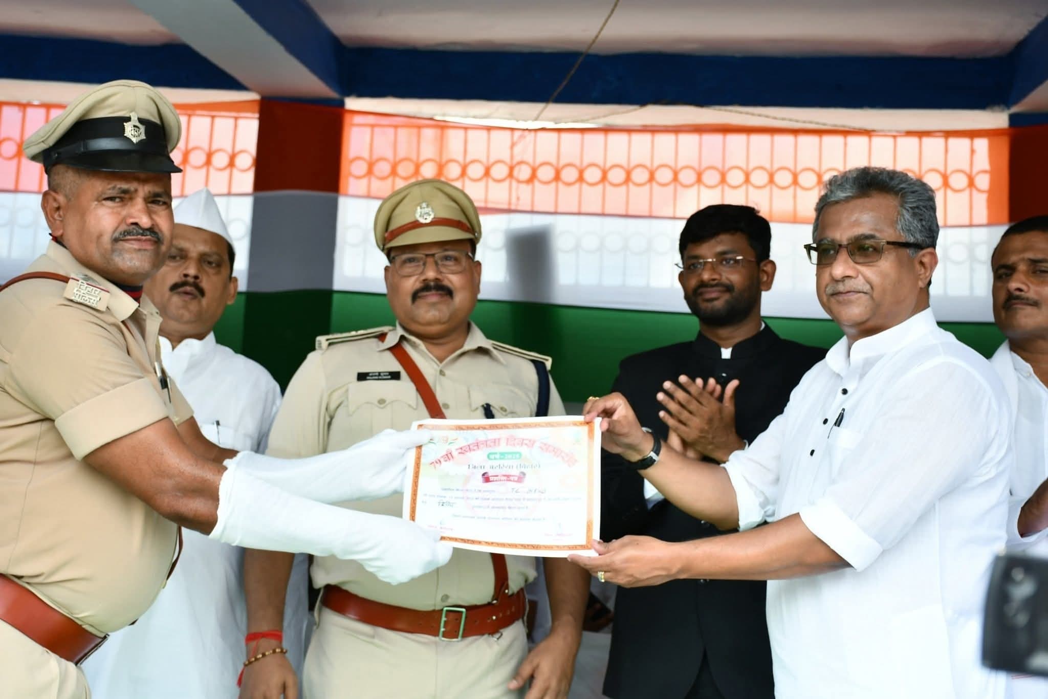 उत्कृष्ट योगदान के लिए मंत्री ने किया सम्मानित