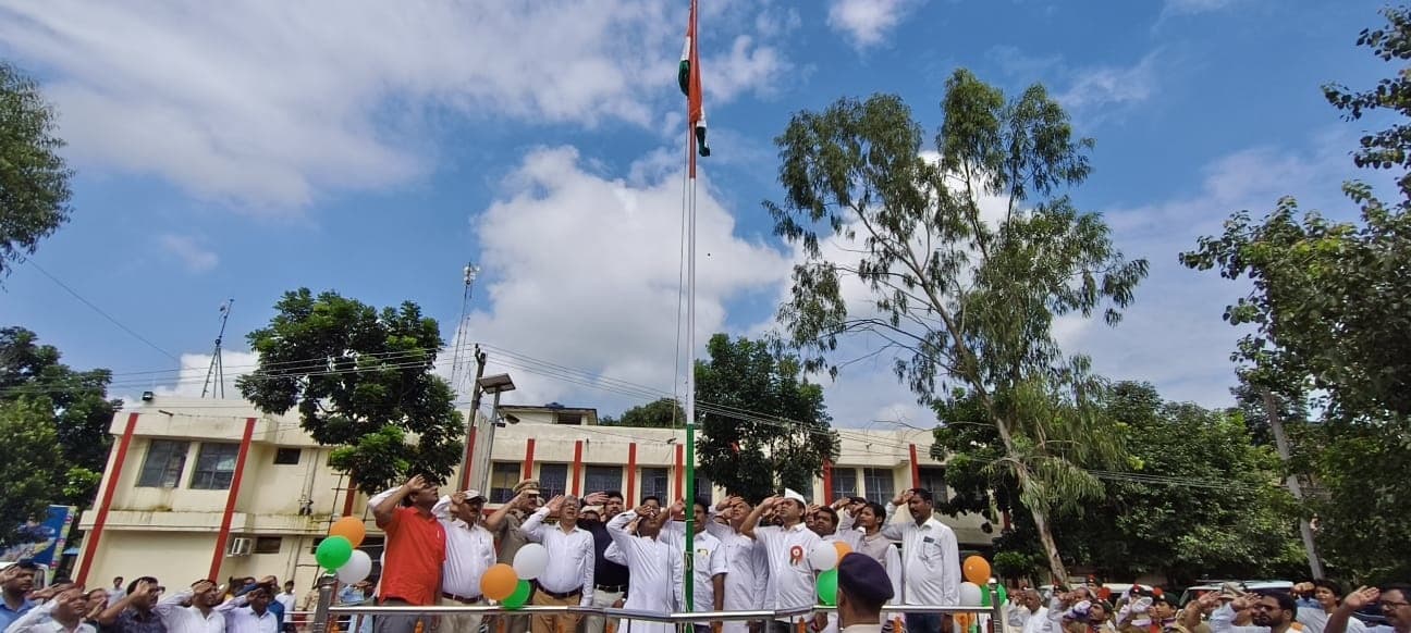 79 वें स्वतंत्रता दिवस पर कार्यालय व स्कूल में किया ध्वजारोहण