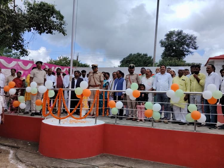 देवीपुर : स्वतंत्रता दिवस पर शान से फहराया राष्ट्रीय ध्वजा तिरंगा