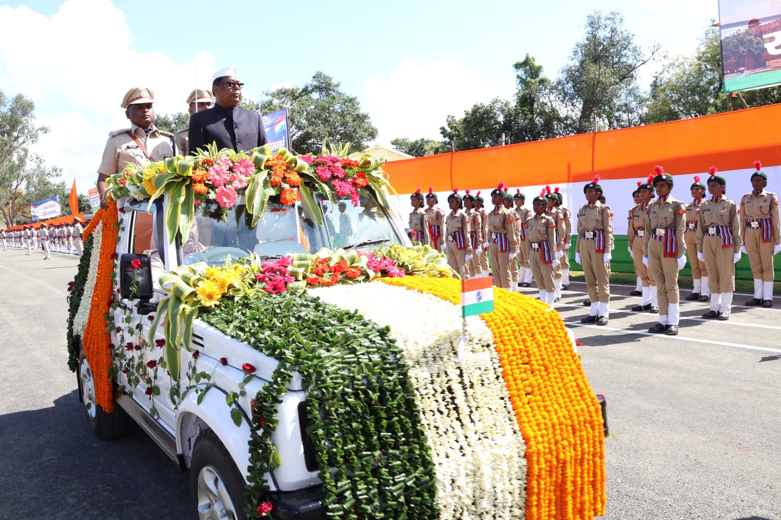 पुलिस लाइन परेड ग्राउंड में आयुक्त ने किया झंडोत्तोलन