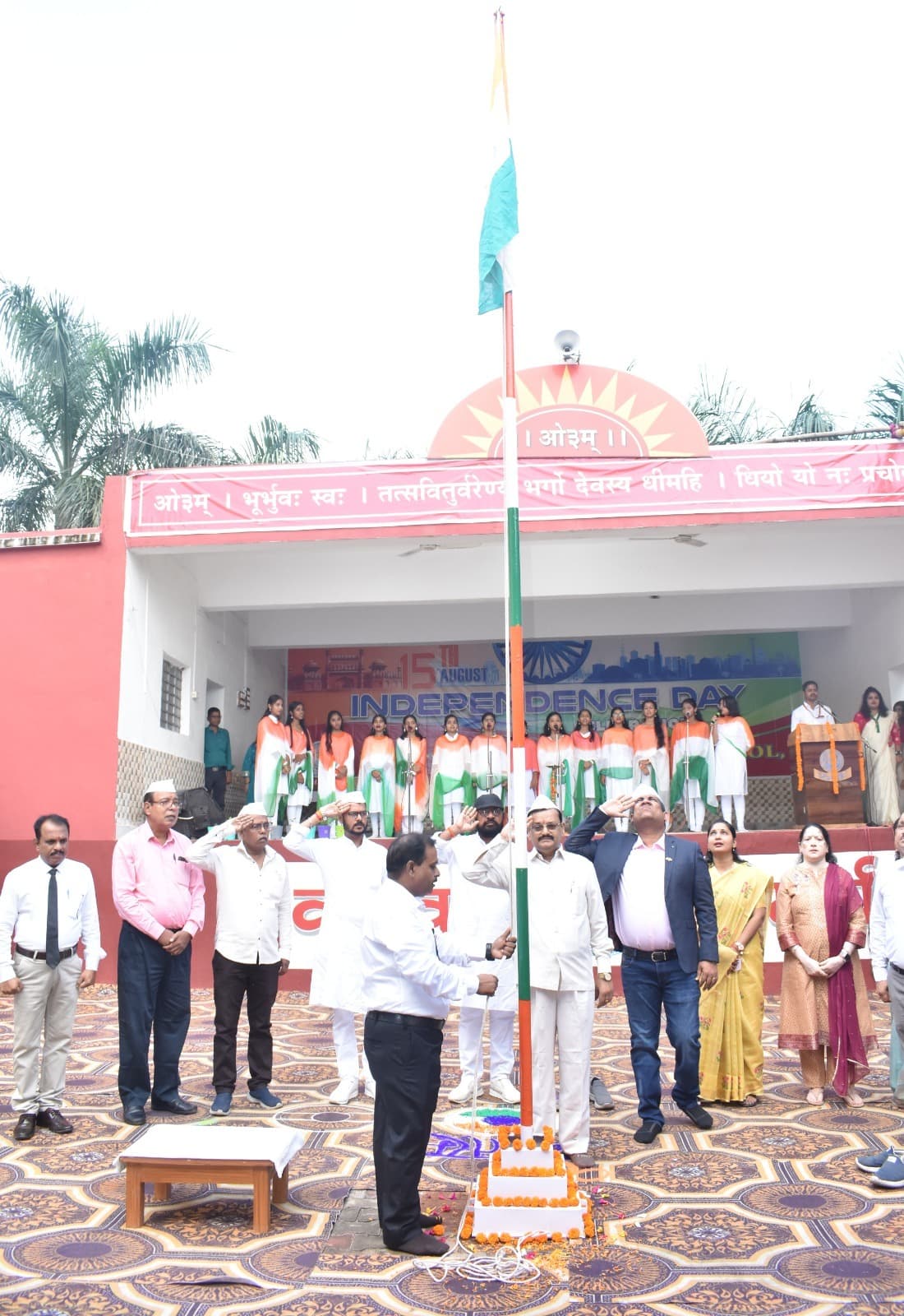 डीएवी में शासी निकाय के अध्यक्ष ने फहराया तिरंगा