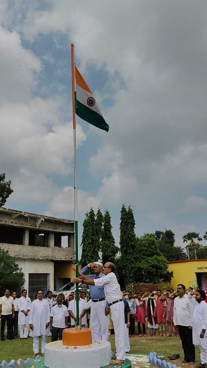इंटर कॉलेज में सचिव ने फहराया झंडा