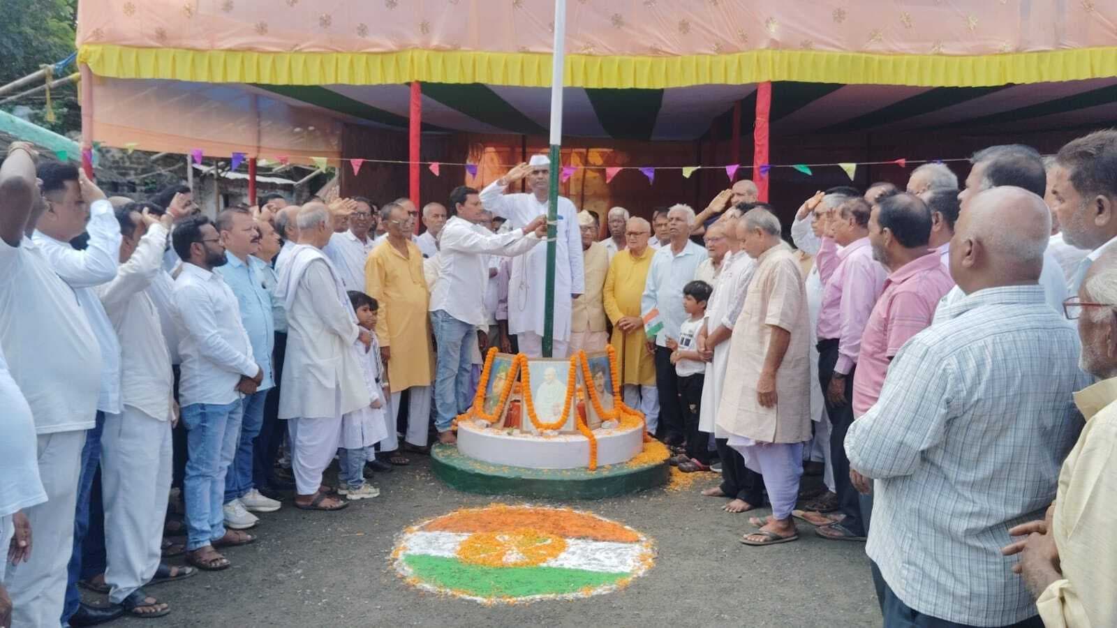 वीरेंद्र मंडल ने समाज कल्याण समिति में झंडे को दी सलामी