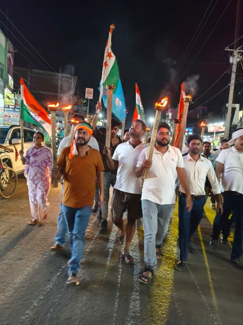 एनएसयूई व यूथ कांग्रेस ने महागामा में निकाला मशाल जुलूस