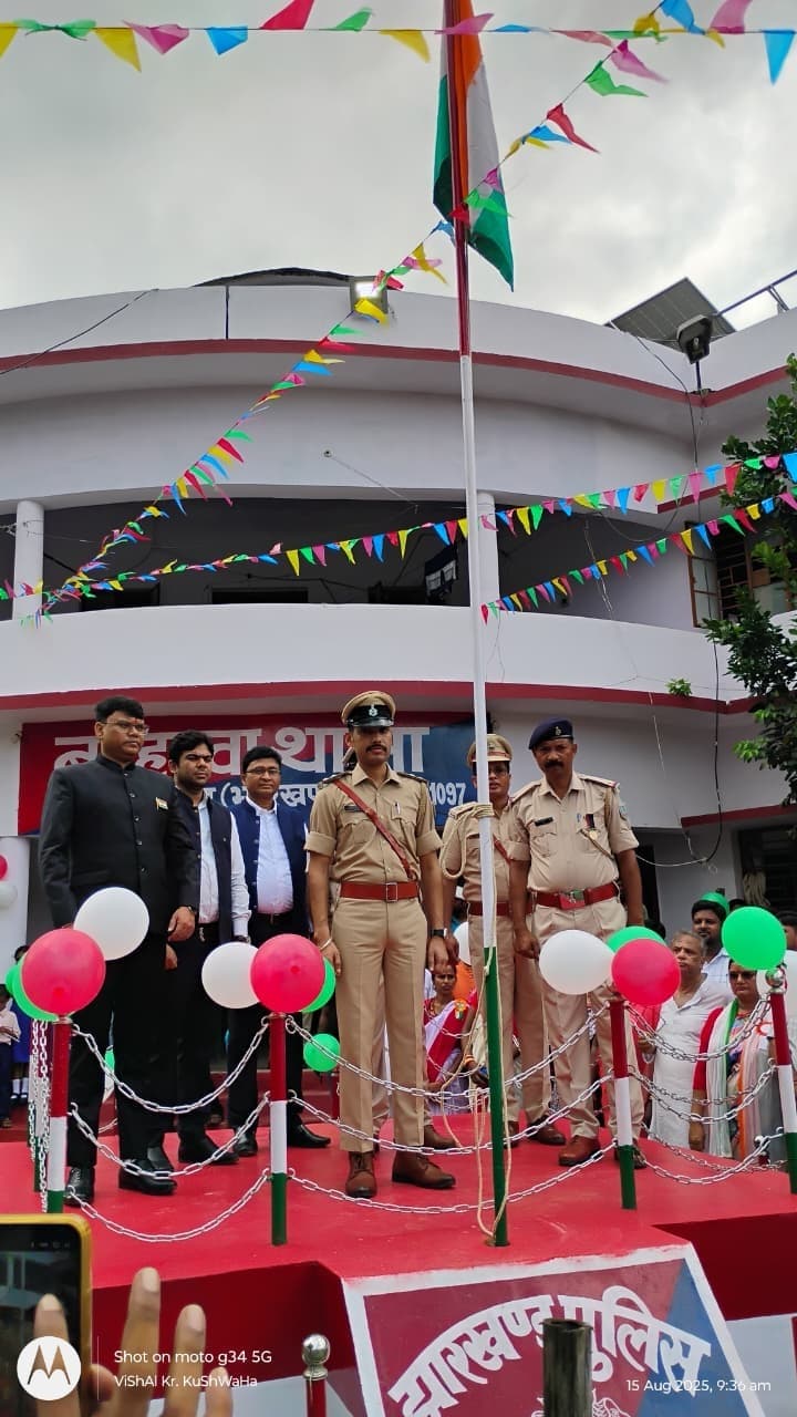 बरहरवा में स्कूली बच्चों ने निकाली झांकियां, शान से लहराया तिरंगा