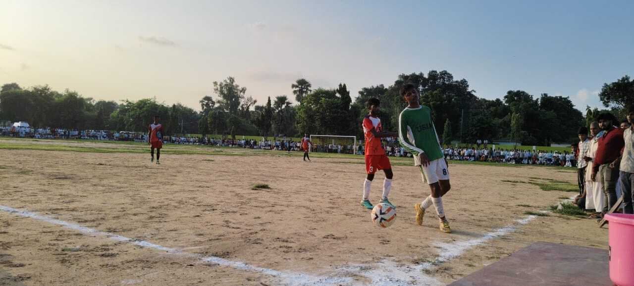 Kaimur News : पेनल्टी शूटआउट में भभुआ एफसी ने उसियां गाजीपुर को 3-1 से हराकर शील्ड पर जमाया कब्जा