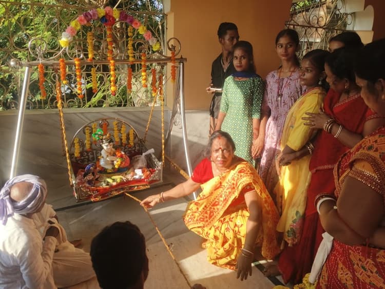 जन्माष्टमी पर सुबह से लेकर देर शाम तक होती रही पूजा-अर्चना