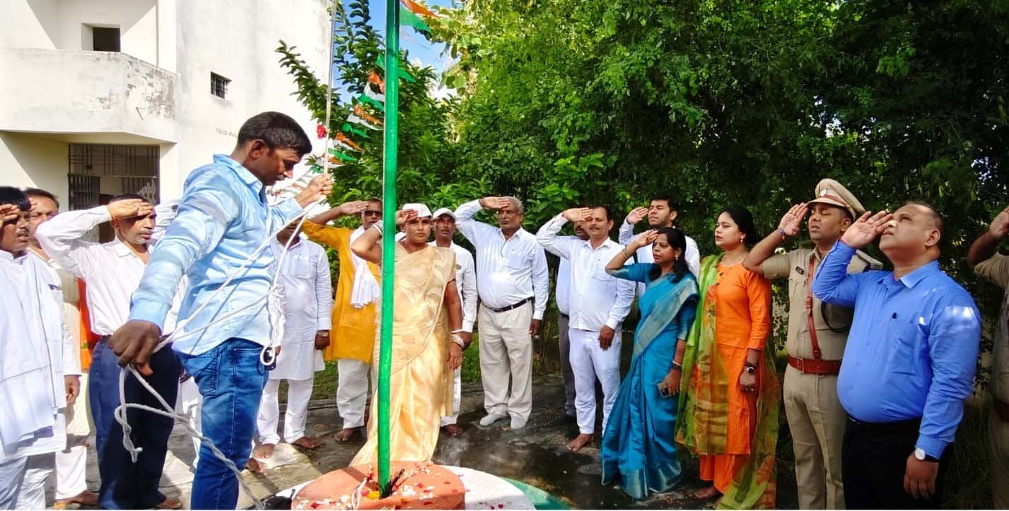 जिले में शान से लहराया तिरंगा, लोगों में दिखा देशभक्ति का जज्बा