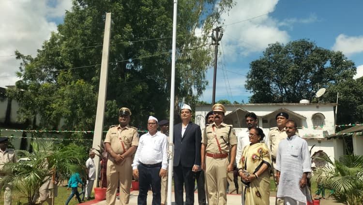 सारठ: स्वतंत्रता दिवस पर शान से लहराया तिरंगा