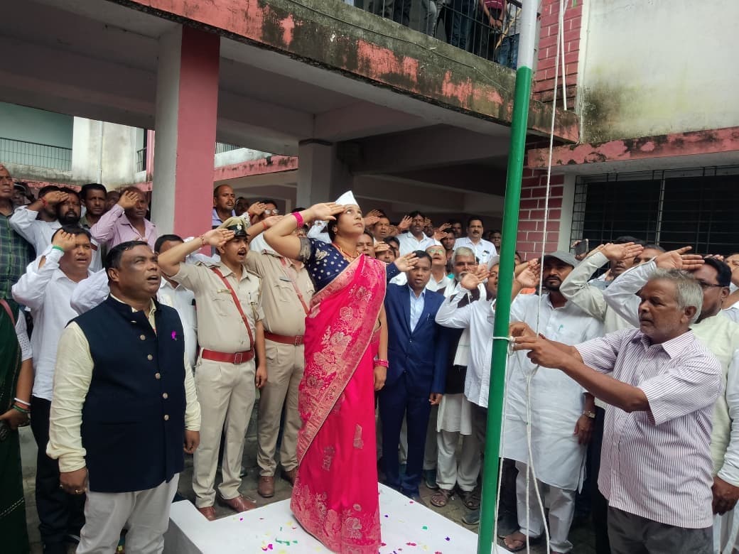 करौं में शान से लहराया राष्ट्रीय ध्वजा तिरंगा