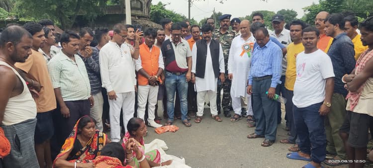 Dhanbad News : पिंड्राहाट में ट्रैक्टर की चपेट में आने से मजदूर की मौत, सड़क जाम