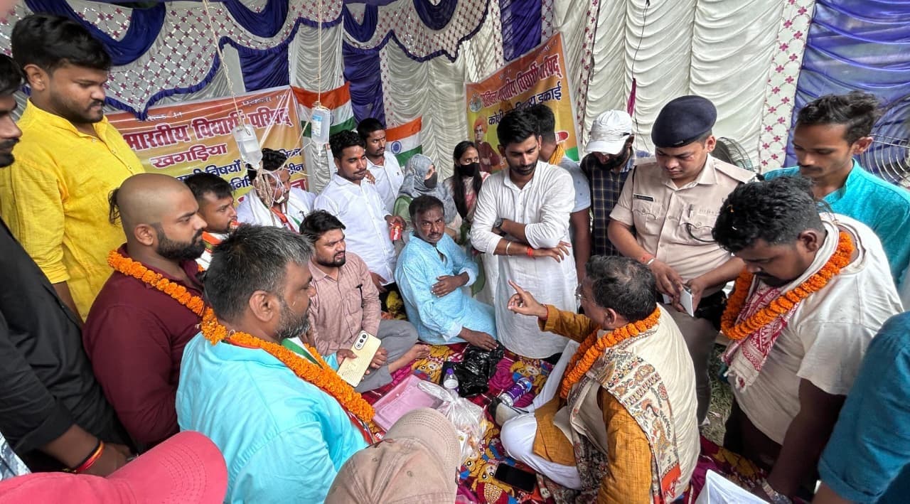 कॉलेज में अनशन पर बैठे छात्रों को कुलपति ने कहा सभी विषयों में होगी पीजी की पढ़ाई