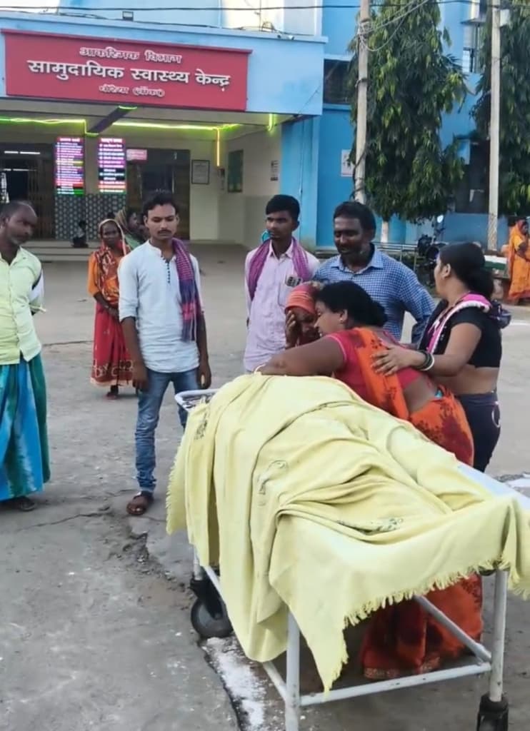 सड़क हादसे में बाइक सवार की मौत, बहन गंभीर रूप से घायल