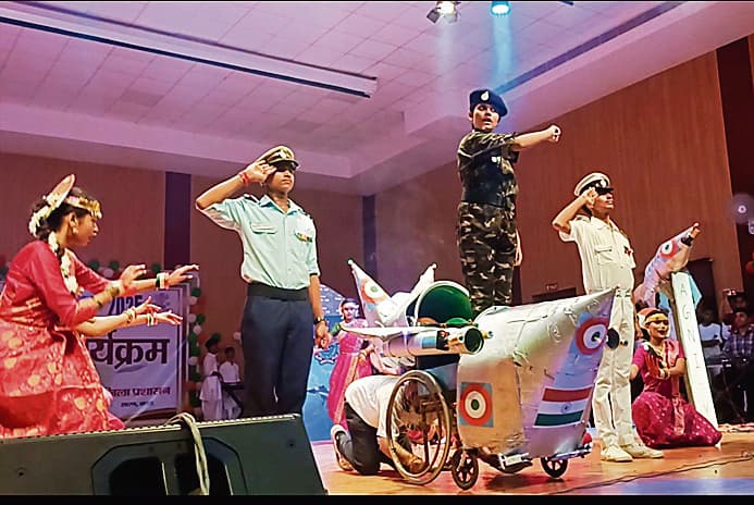 Saran News : झांकी में दिखी भारतीय सेना के शौर्य व शक्ति की झलक