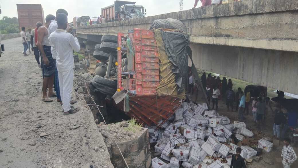 दुर्गावती में फल लदा ट्रक पलटा, केबिन में फंसा चालक