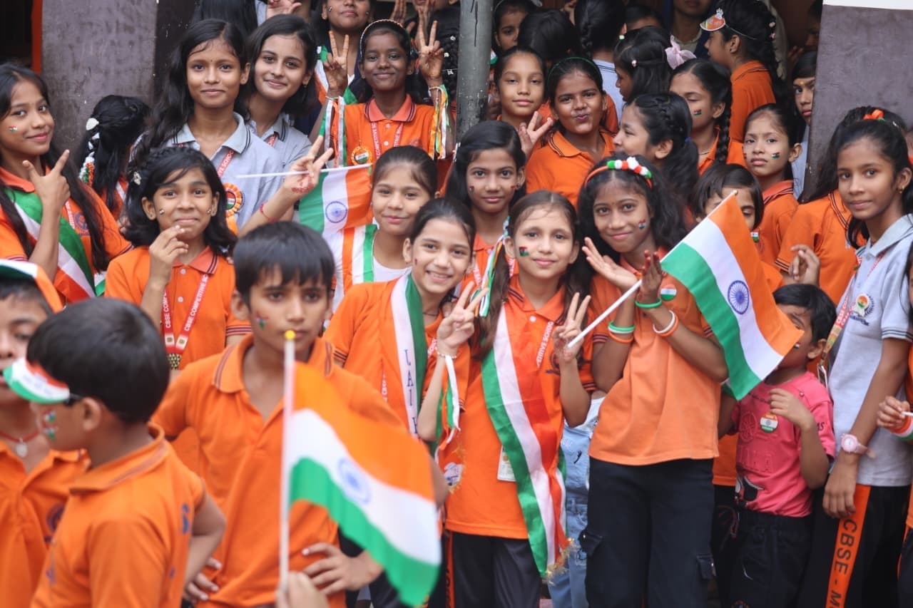 राष्ट्रभक्ति गीतों पर बच्चों के नृत्य व नाट्य प्रस्तुति देख मंत्रमुग्ध हुए लोग