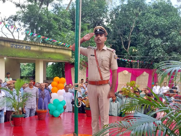 Giridih News: बिरनी में धूमधाम से मना स्वतंत्रता दिवस