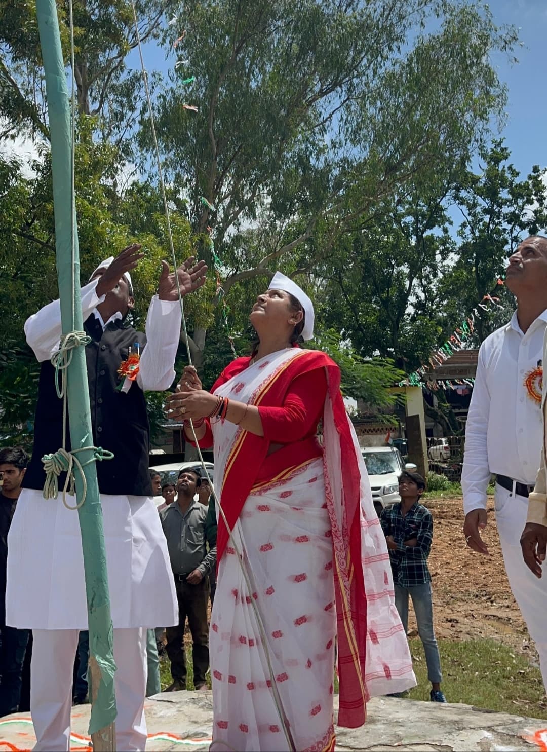 Giridih News: जमुआ उवि में विधायक ने फहराया झंडा