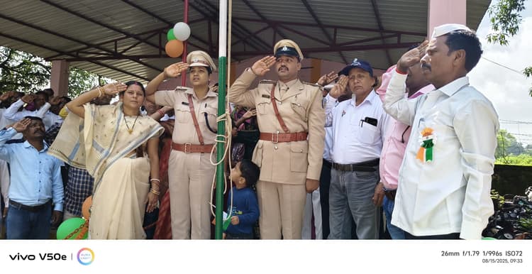 Giridih News: बेंगाबाद में ध्वजारोहण के बाद हुए रंगारंग सांस्कृतिक कार्यक्रम