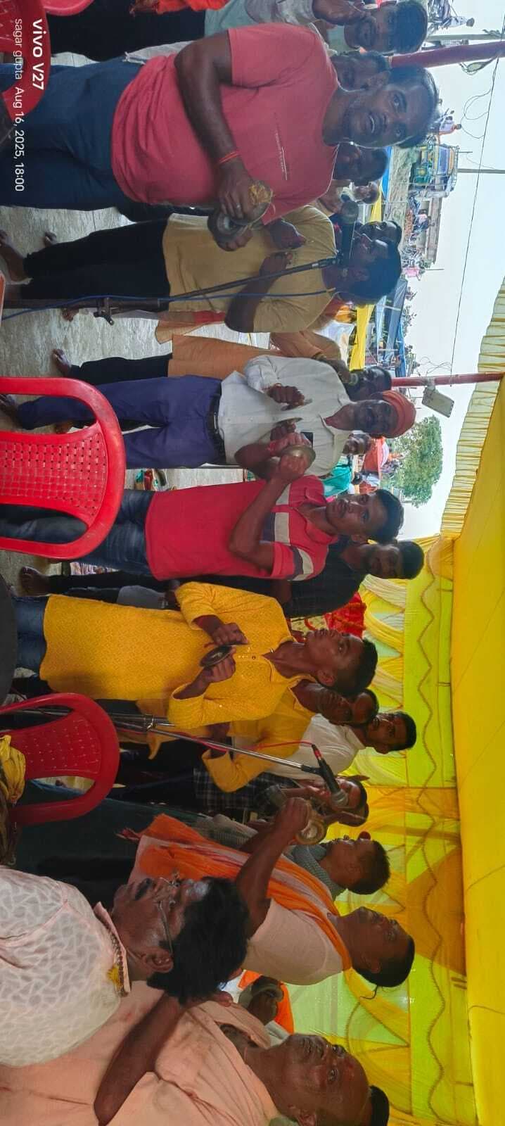 Giridih News: श्री कृष्ण जन्माष्टमी पर देवरी के विभिन्न मंदिरों में पूजा-अर्चना को ले उमड़ी भीड़