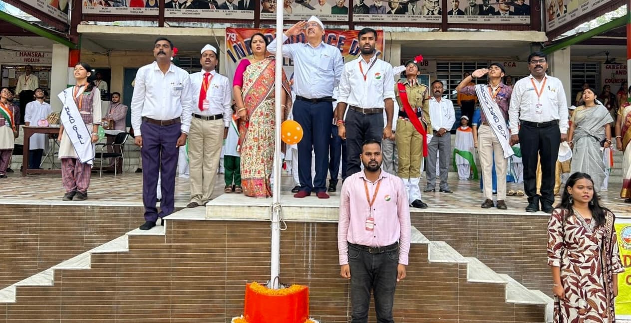 Giridih News :डीएवी पब्लिक स्कूल सीसीएल में जीएम ने फहराया झंडा