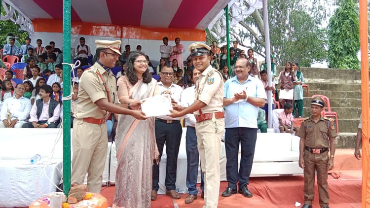 Chaibasa News : सेवा संस्थान, मैट्रिक व इंटर के विद्यार्थी हुए सम्मानित