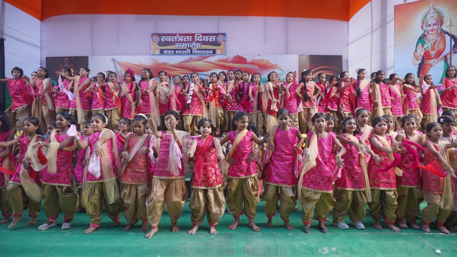 Bhagalpur news सावित्री पब्लिक स्कूल में शान से लहराया तिरंगा