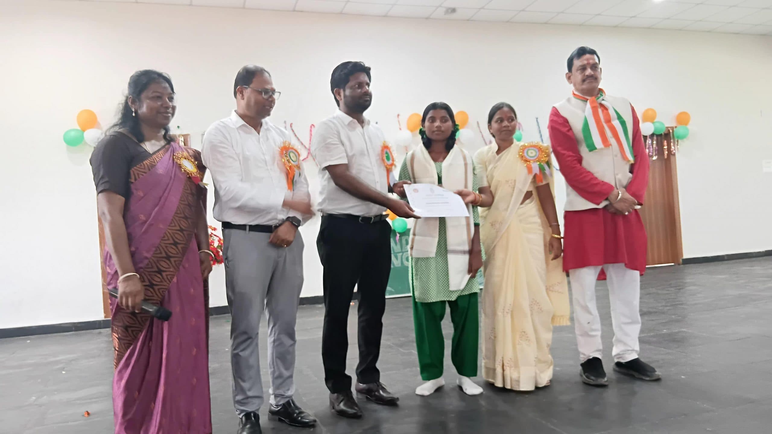 Bokaro news : सिमराबेड़ा की चांदमुनी को किया गया सम्मानित