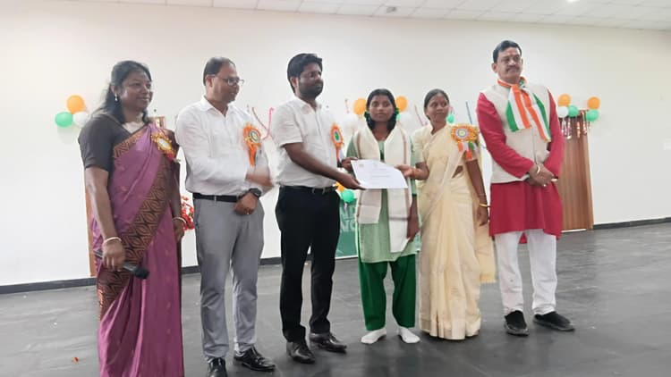 Bokaro news : सिमराबेड़ा की चांदमुनी को किया गया सम्मानित