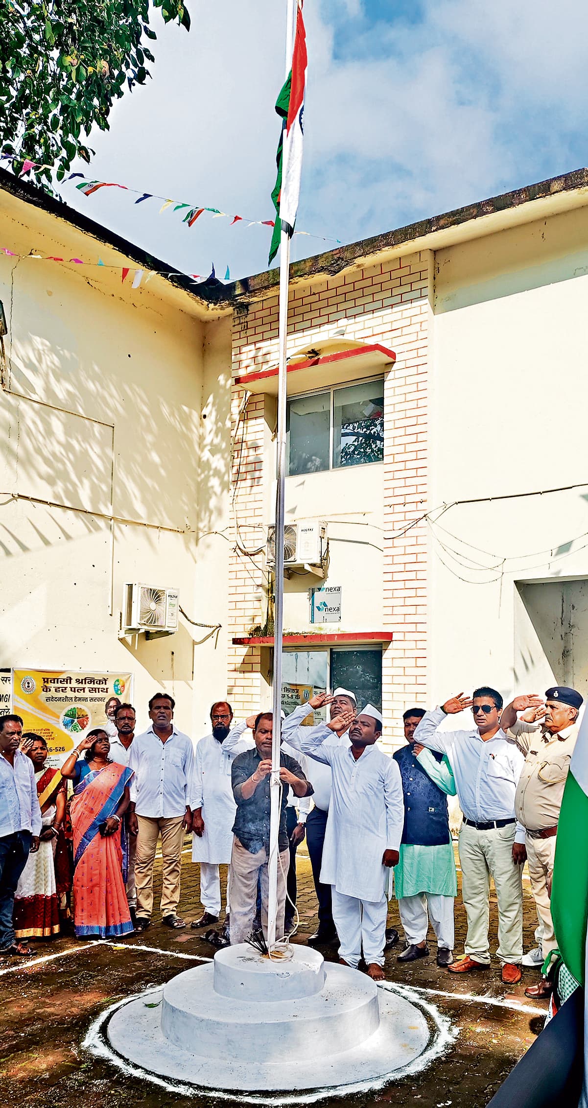 Seraikela Kharsawan News : खरसावां-कुचाई में तिरंगे को दी गयी सलामी