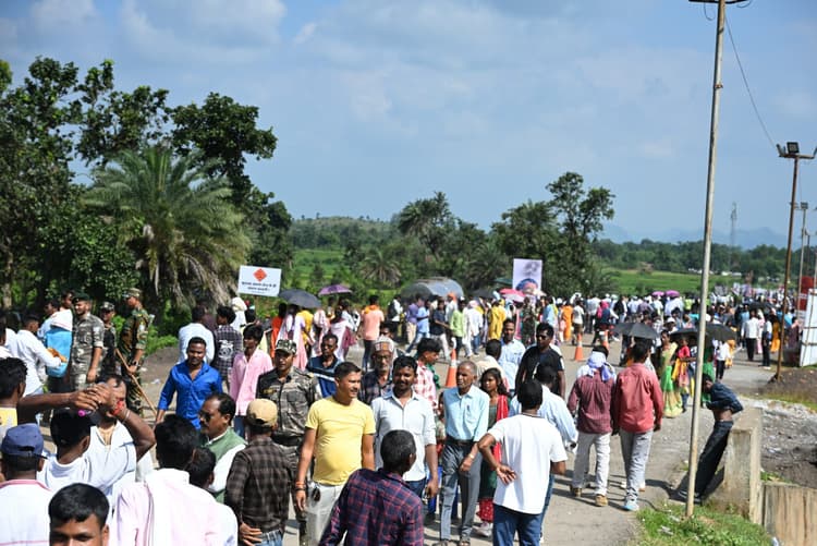 Ranchi news : सात किलोमीटर तक पैदल चल कर भोज में शामिल होने नेमरा पहुंचे लोग