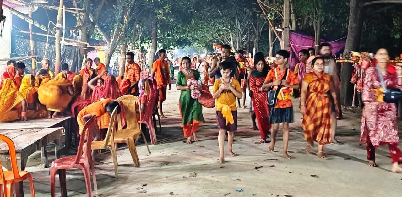 कच्चे पथ पर दिखी कांवरियों की भीड़