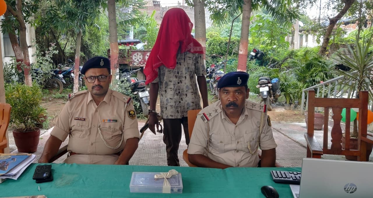 छेड़खानी व फब्तियां कसने का किया विरोध, तो मनचलों ने चलायी गोली, एक गिरफ्तार