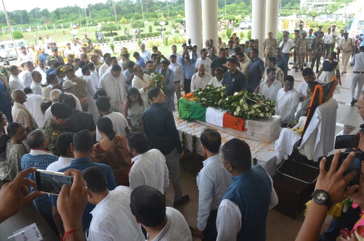 Ranchi news : एयरपोर्ट पर लगे रामदास सोरेन अमर रहे के नारे