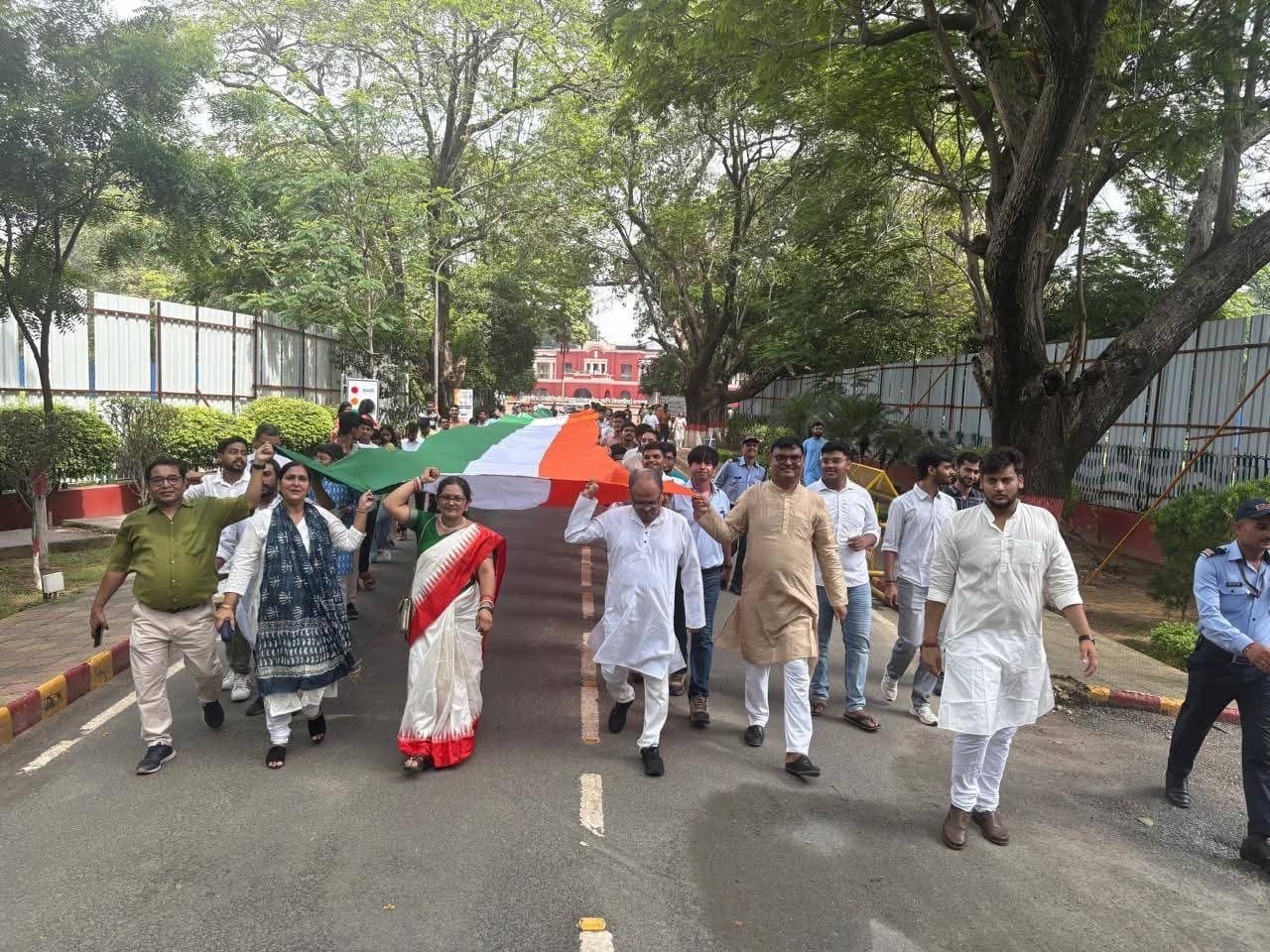 Dhanbad News: आइआइटी आइएसएम से निकली तिरंगा यात्रा