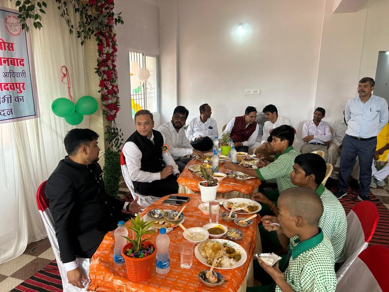 Dhanbad News: डीसी ने नेताजी आवासीय विद्यालय का किया निरीक्षण