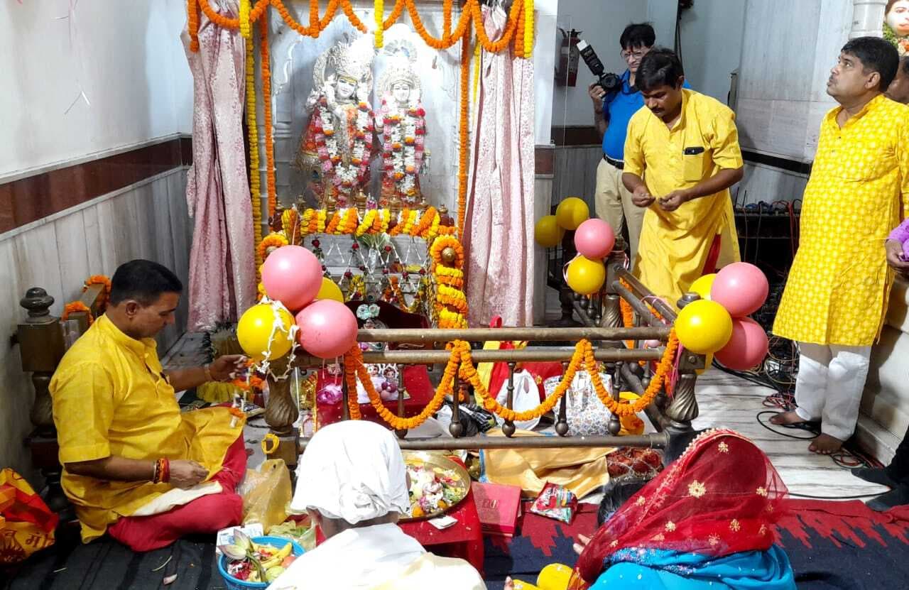 Dhanbad News : कान्हा लियो अवतार, बधाई सारे भक्तों को... गीत से गूंज उठे मंदिर