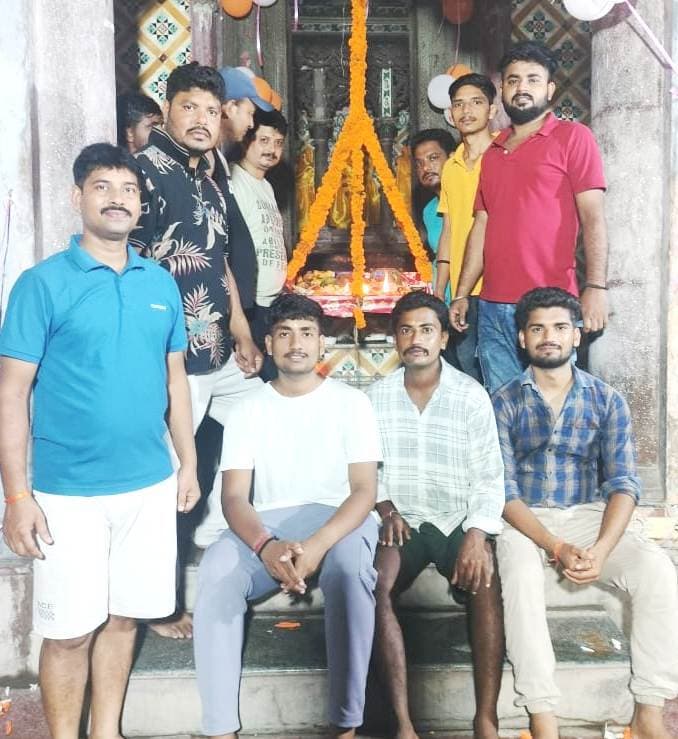 भगवान को लगा छप्पन  प्रकार का भोग