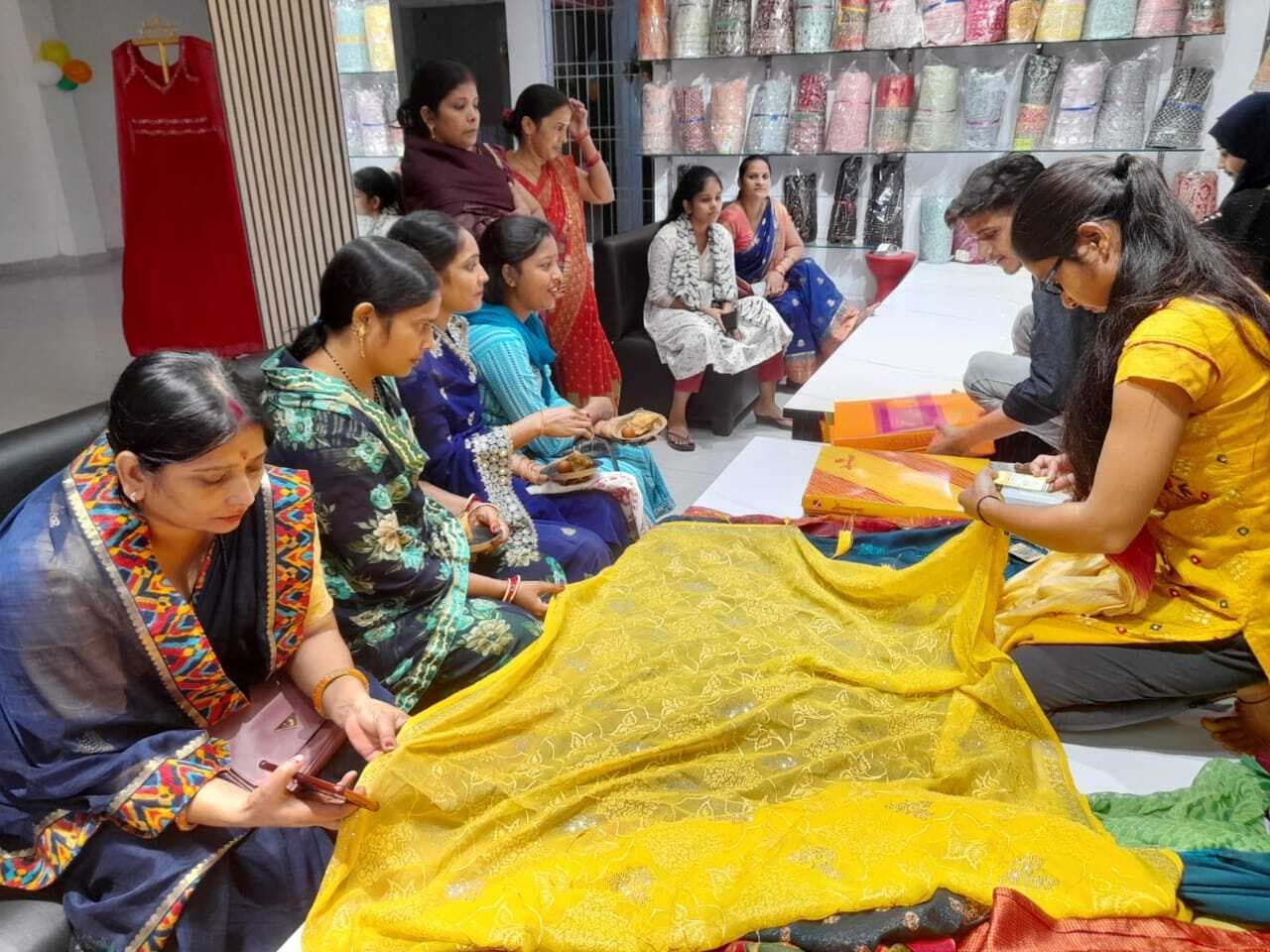 तीज में महिलाओं को खूब भा रही हैं ऑर्गेंजा रफल और मेटेलिक फैब्रिक से बनीं साड़ियां