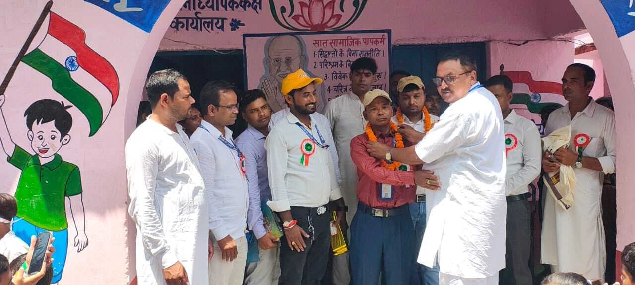 Bettiah : दो शिक्षकों को सम्मानित कर दी गयी विदाई