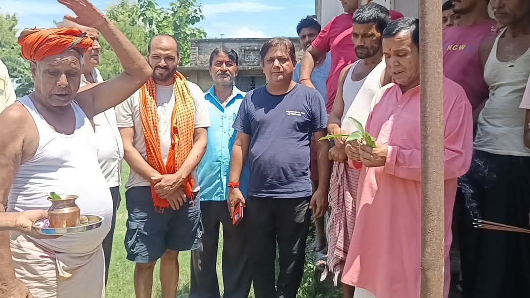 Bettiah : पतिलार पंचायत में स्वागत द्वार का शिलान्यास