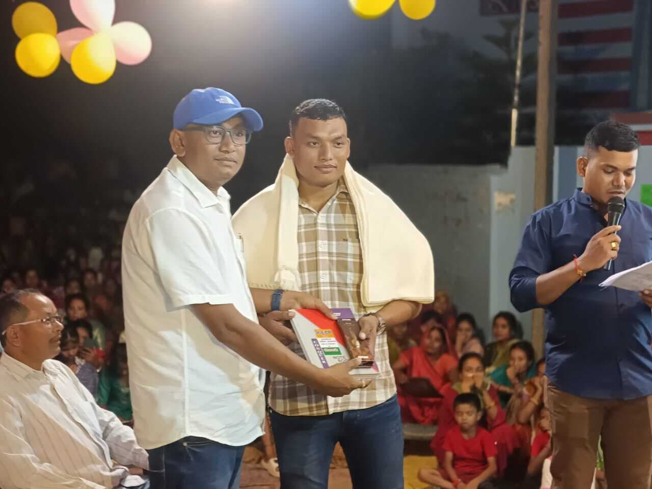 Bettiah : नवयुवक संघ ने प्रतिभा सम्मान समारोह में छात्रों को किया सम्मानित