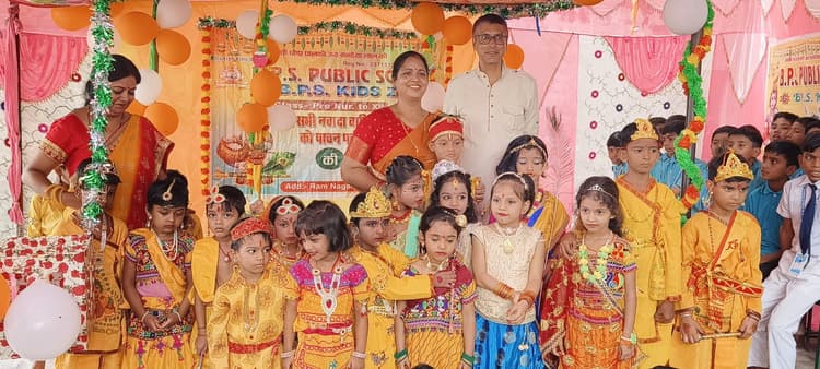 बच्चों ने भगवान कृष्ण के जीवन चरित्र का किया मंचन