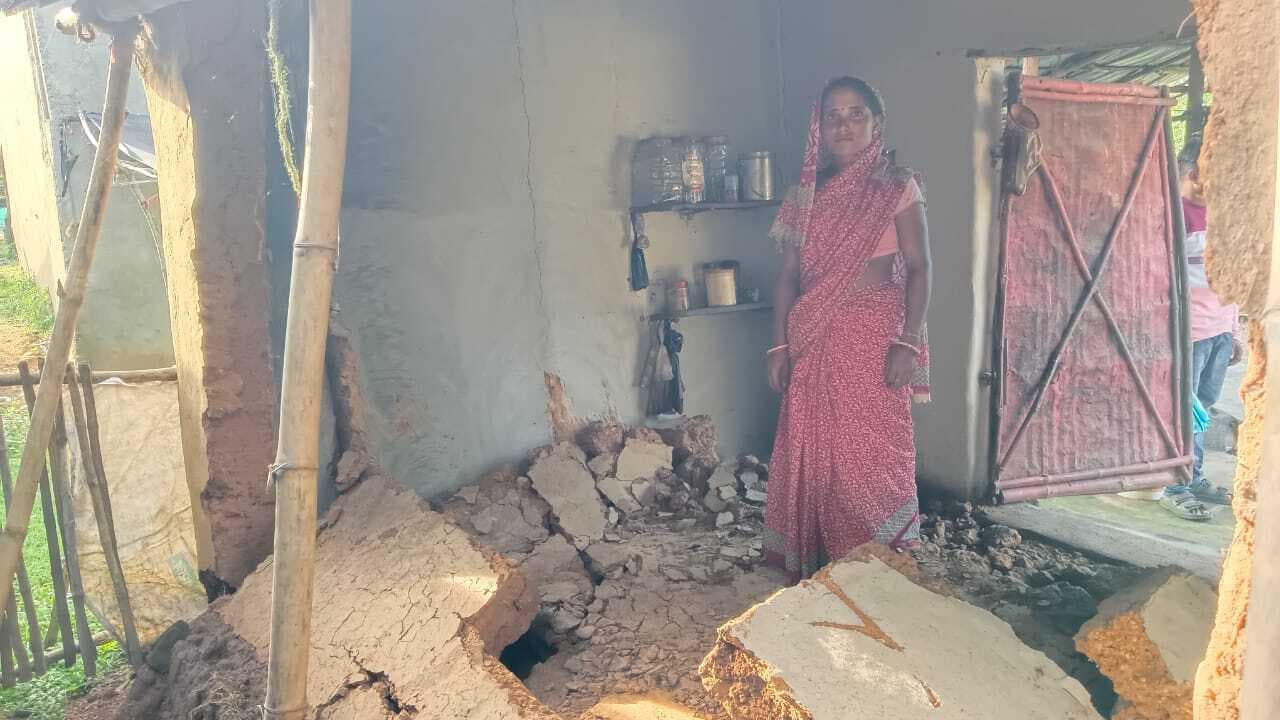 बारिश से मिट्टी का मकान ध्वस्त, परिवार बेघर