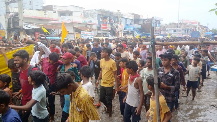 जन्माष्टमी पर निकली भव्य शोभायात्रा