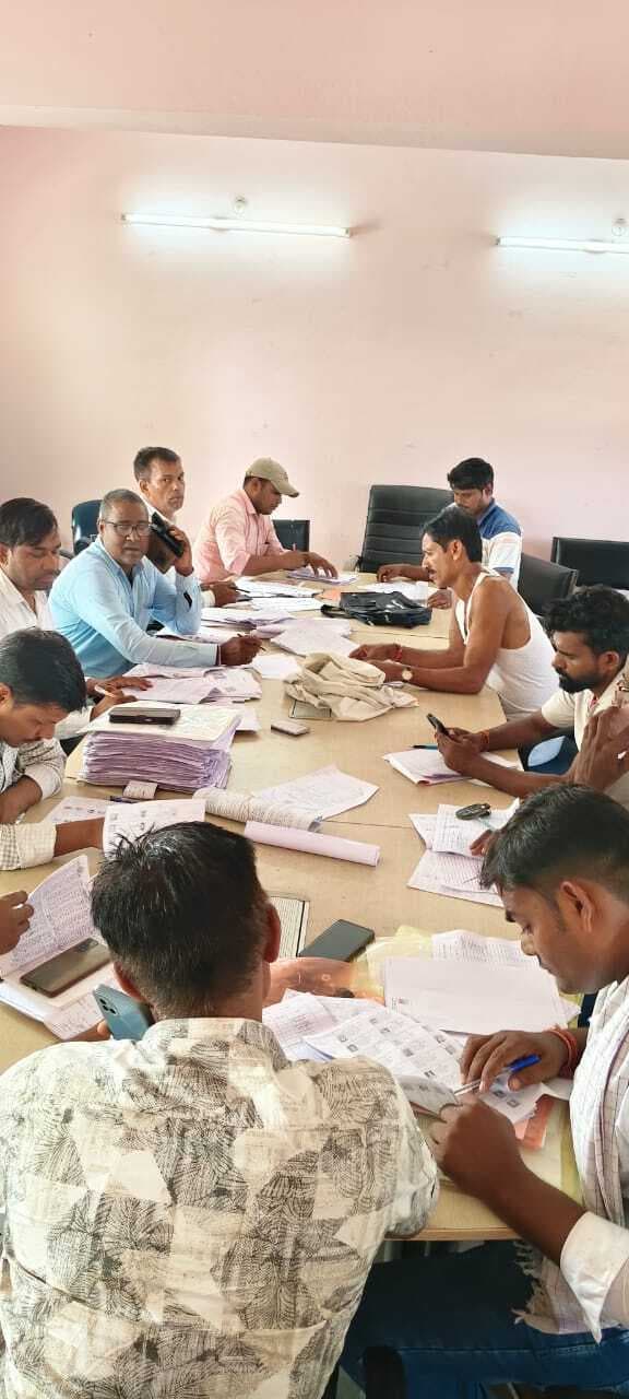 Samastipur News:रायपुर व लाटबसेपुरा में मतदाता सूची की चल रही तैयारी