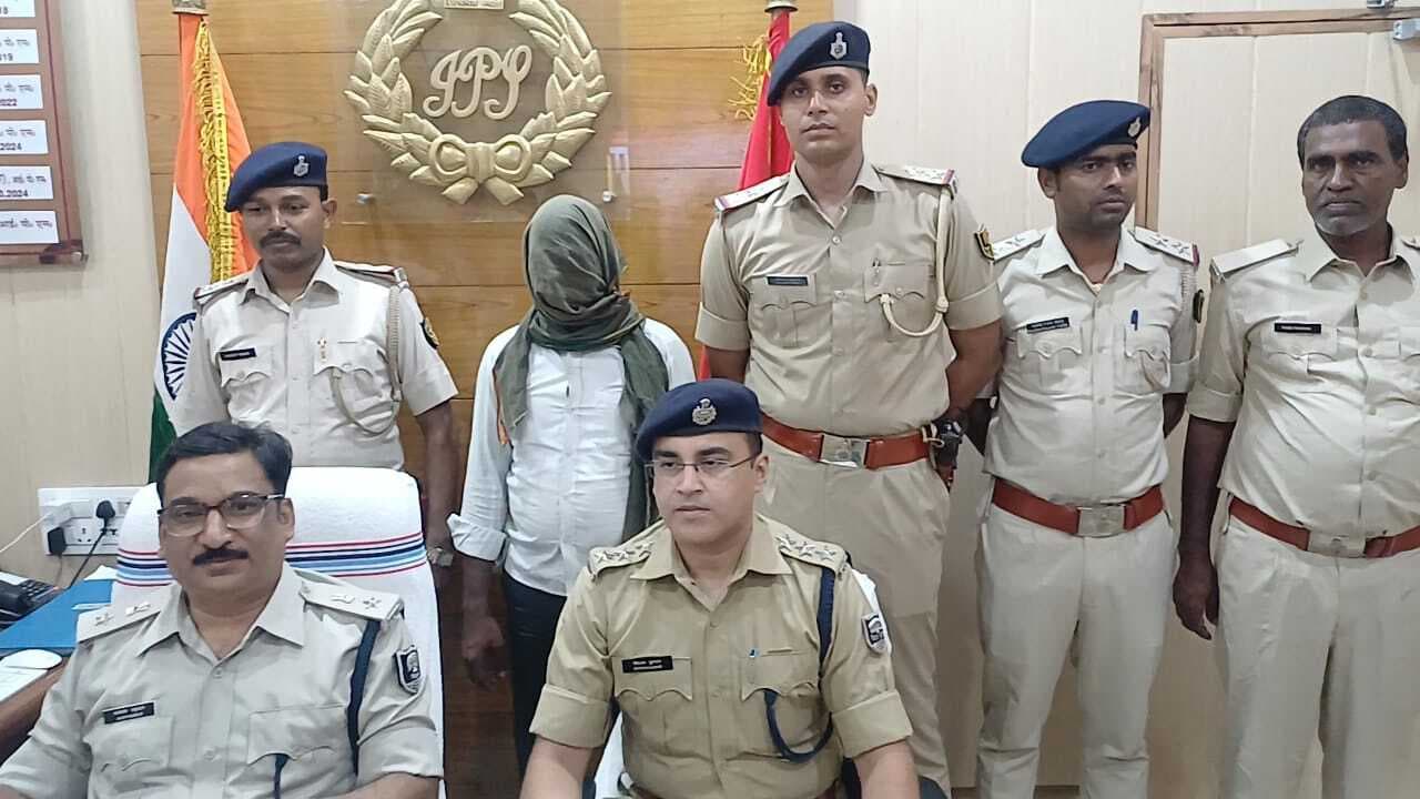 वर्चस्व स्थापित करने को लेकर घर में जमा किया था हथियार, गिरफ्तार