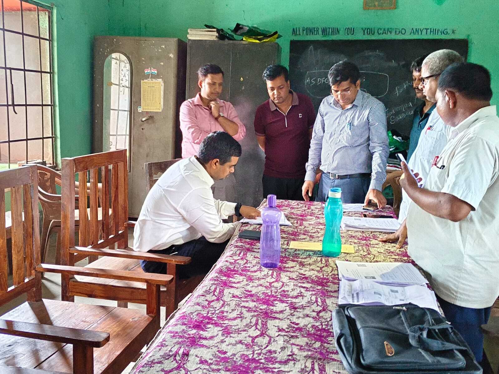 निरीक्षण के दौरान डीएम ने बीएलओ को दिए आवश्यक निर्देश
